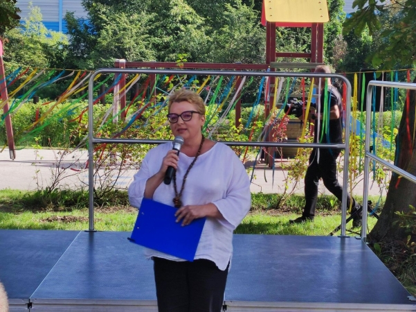 DCT Gdańsk wspiera sąsiadów. Kuchnia błotna już na placu zabaw SP nr 61 [WIDEO, ZDJĘCIA]-GospodarkaMorska.pl