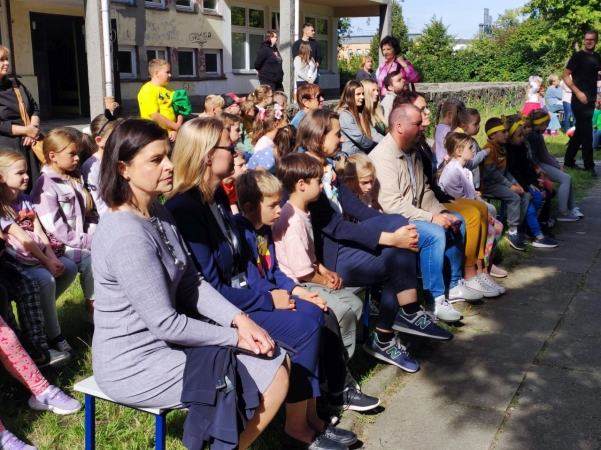 DCT Gdańsk wspiera sąsiadów. Kuchnia błotna już na placu zabaw SP nr 61 [WIDEO, ZDJĘCIA]-GospodarkaMorska.pl