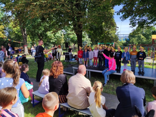 DCT Gdańsk wspiera sąsiadów. Kuchnia błotna już na placu zabaw SP nr 61 [WIDEO, ZDJĘCIA]-GospodarkaMorska.pl