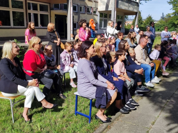 DCT Gdańsk wspiera sąsiadów. Kuchnia błotna już na placu zabaw SP nr 61 [WIDEO, ZDJĘCIA]-GospodarkaMorska.pl