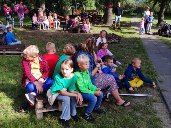 DCT Gdańsk wspiera sąsiadów. Kuchnia błotna już na placu zabaw SP nr 61 [WIDEO, ZDJĘCIA]-GospodarkaMorska.pl