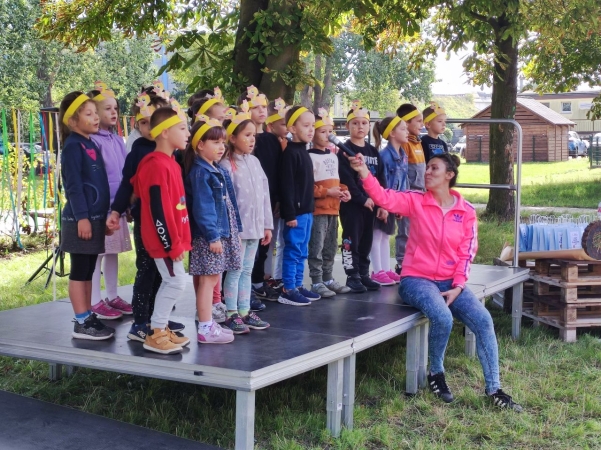 DCT Gdańsk wspiera sąsiadów. Kuchnia błotna już na placu zabaw SP nr 61 [WIDEO, ZDJĘCIA]-GospodarkaMorska.pl