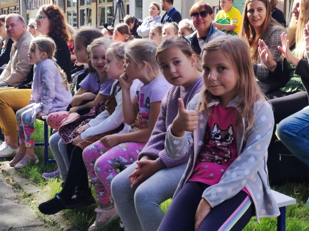 DCT Gdańsk wspiera sąsiadów. Kuchnia błotna już na placu zabaw SP nr 61 [WIDEO, ZDJĘCIA]-GospodarkaMorska.pl