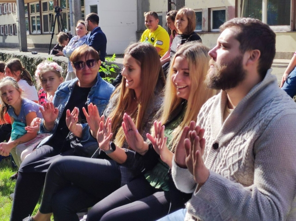 DCT Gdańsk wspiera sąsiadów. Kuchnia błotna już na placu zabaw SP nr 61 [WIDEO, ZDJĘCIA]-GospodarkaMorska.pl