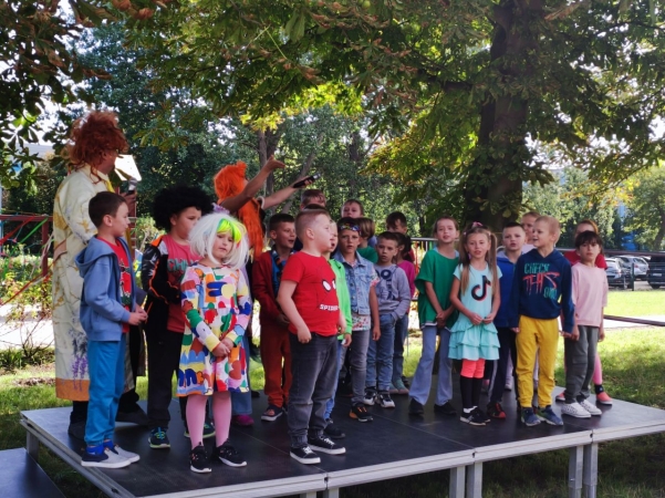 DCT Gdańsk wspiera sąsiadów. Kuchnia błotna już na placu zabaw SP nr 61 [WIDEO, ZDJĘCIA]-GospodarkaMorska.pl