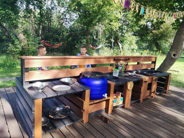 DCT Gdańsk wspiera sąsiadów. Kuchnia błotna już na placu zabaw SP nr 61 [WIDEO, ZDJĘCIA]-GospodarkaMorska.pl