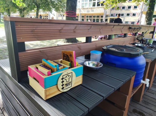 DCT Gdańsk wspiera sąsiadów. Kuchnia błotna już na placu zabaw SP nr 61 [WIDEO, ZDJĘCIA]-GospodarkaMorska.pl