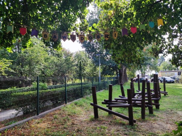 DCT Gdańsk wspiera sąsiadów. Kuchnia błotna już na placu zabaw SP nr 61 [WIDEO, ZDJĘCIA]-GospodarkaMorska.pl