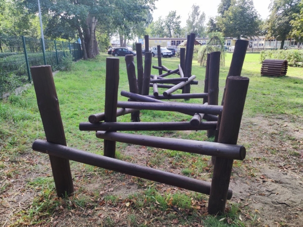 DCT Gdańsk wspiera sąsiadów. Kuchnia błotna już na placu zabaw SP nr 61 [WIDEO, ZDJĘCIA]-GospodarkaMorska.pl