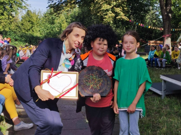 DCT Gdańsk wspiera sąsiadów. Kuchnia błotna już na placu zabaw SP nr 61 [WIDEO, ZDJĘCIA]-GospodarkaMorska.pl