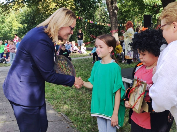DCT Gdańsk wspiera sąsiadów. Kuchnia błotna już na placu zabaw SP nr 61 [WIDEO, ZDJĘCIA]-GospodarkaMorska.pl