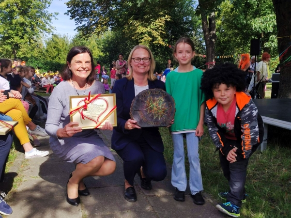 DCT Gdańsk wspiera sąsiadów. Kuchnia błotna już na placu zabaw SP nr 61 [WIDEO, ZDJĘCIA]-GospodarkaMorska.pl