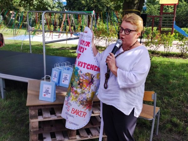 DCT Gdańsk wspiera sąsiadów. Kuchnia błotna już na placu zabaw SP nr 61 [WIDEO, ZDJĘCIA]-GospodarkaMorska.pl