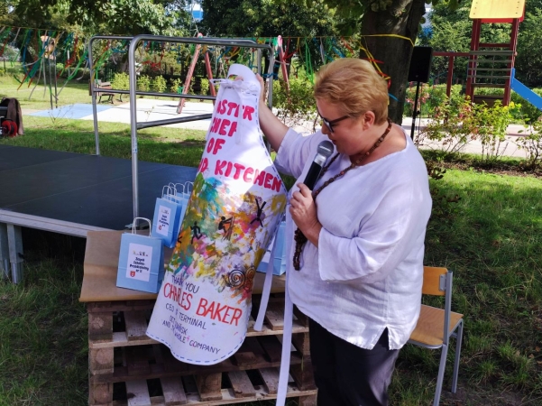 DCT Gdańsk wspiera sąsiadów. Kuchnia błotna już na placu zabaw SP nr 61 [WIDEO, ZDJĘCIA]-GospodarkaMorska.pl