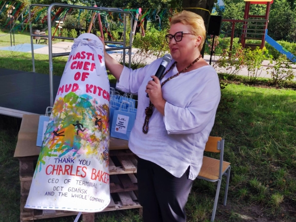 DCT Gdańsk wspiera sąsiadów. Kuchnia błotna już na placu zabaw SP nr 61 [WIDEO, ZDJĘCIA]-GospodarkaMorska.pl