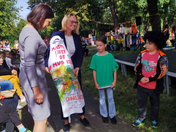 DCT Gdańsk wspiera sąsiadów. Kuchnia błotna już na placu zabaw SP nr 61 [WIDEO, ZDJĘCIA]-GospodarkaMorska.pl