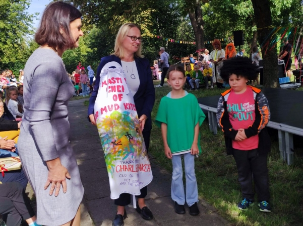 DCT Gdańsk wspiera sąsiadów. Kuchnia błotna już na placu zabaw SP nr 61 [WIDEO, ZDJĘCIA]-GospodarkaMorska.pl