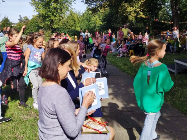 DCT Gdańsk wspiera sąsiadów. Kuchnia błotna już na placu zabaw SP nr 61 [WIDEO, ZDJĘCIA]-GospodarkaMorska.pl