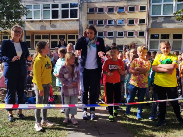 DCT Gdańsk wspiera sąsiadów. Kuchnia błotna już na placu zabaw SP nr 61 [WIDEO, ZDJĘCIA]-GospodarkaMorska.pl