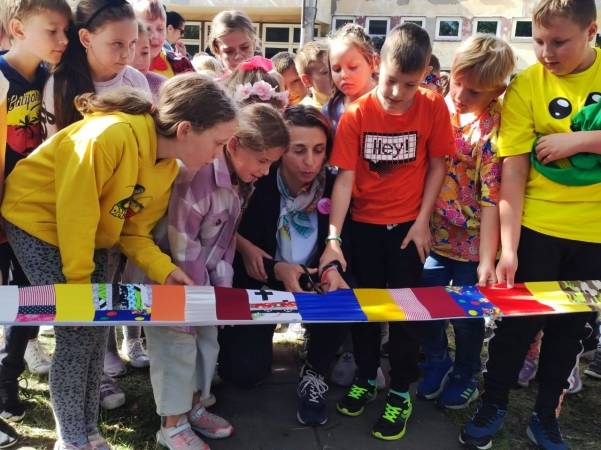 DCT Gdańsk wspiera sąsiadów. Kuchnia błotna już na placu zabaw SP nr 61 [WIDEO, ZDJĘCIA]-GospodarkaMorska.pl