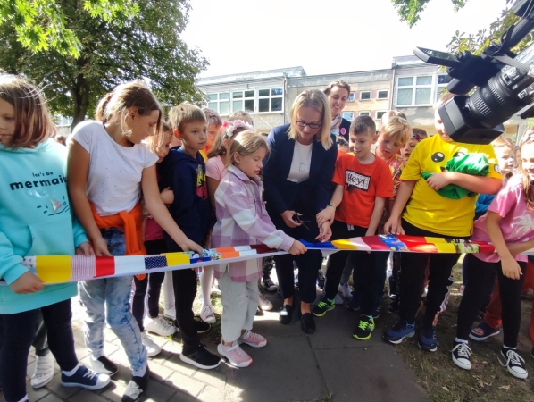 DCT Gdańsk wspiera sąsiadów. Kuchnia błotna już na placu zabaw SP nr 61 [WIDEO, ZDJĘCIA]-GospodarkaMorska.pl