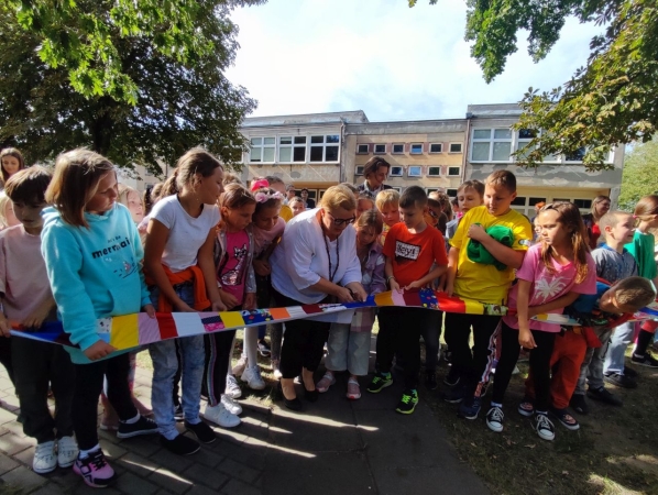 DCT Gdańsk wspiera sąsiadów. Kuchnia błotna już na placu zabaw SP nr 61 [WIDEO, ZDJĘCIA]-GospodarkaMorska.pl
