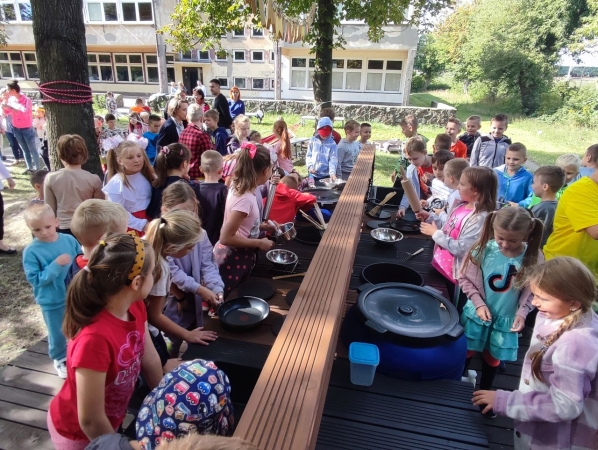 DCT Gdańsk wspiera sąsiadów. Kuchnia błotna już na placu zabaw SP nr 61 [WIDEO, ZDJĘCIA]-GospodarkaMorska.pl