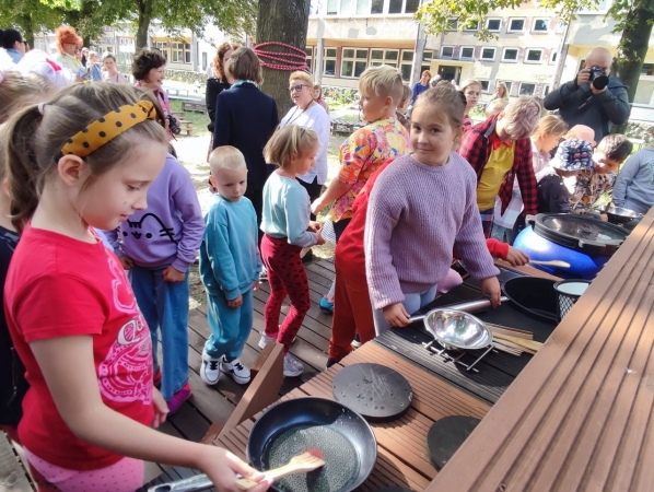 DCT Gdańsk wspiera sąsiadów. Kuchnia błotna już na placu zabaw SP nr 61 [WIDEO, ZDJĘCIA]-GospodarkaMorska.pl