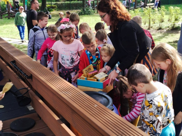 DCT Gdańsk wspiera sąsiadów. Kuchnia błotna już na placu zabaw SP nr 61 [WIDEO, ZDJĘCIA]-GospodarkaMorska.pl