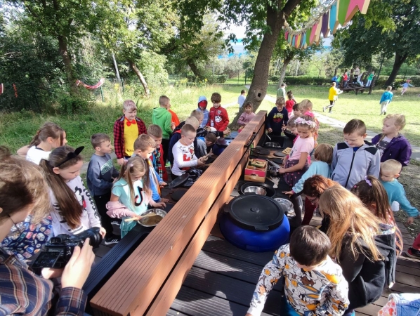 DCT Gdańsk wspiera sąsiadów. Kuchnia błotna już na placu zabaw SP nr 61 [WIDEO, ZDJĘCIA]-GospodarkaMorska.pl