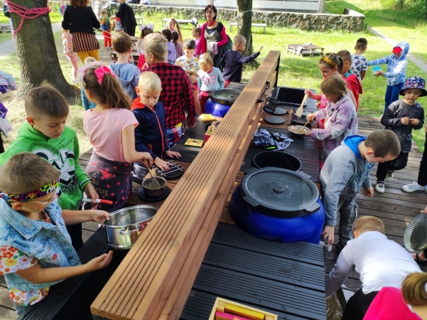 DCT Gdańsk wspiera sąsiadów. Kuchnia błotna już na placu zabaw SP nr 61 [WIDEO, ZDJĘCIA]-GospodarkaMorska.pl