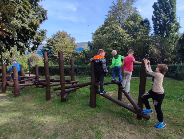 DCT Gdańsk wspiera sąsiadów. Kuchnia błotna już na placu zabaw SP nr 61 [WIDEO, ZDJĘCIA]-GospodarkaMorska.pl