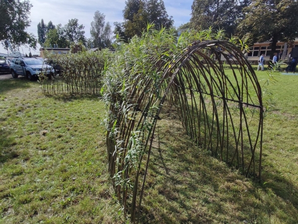 DCT Gdańsk wspiera sąsiadów. Kuchnia błotna już na placu zabaw SP nr 61 [WIDEO, ZDJĘCIA]-GospodarkaMorska.pl
