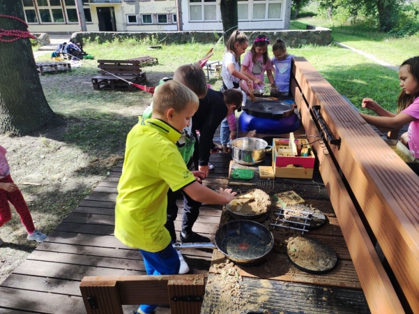 DCT Gdańsk wspiera sąsiadów. Kuchnia błotna już na placu zabaw SP nr 61 [WIDEO, ZDJĘCIA]-GospodarkaMorska.pl
