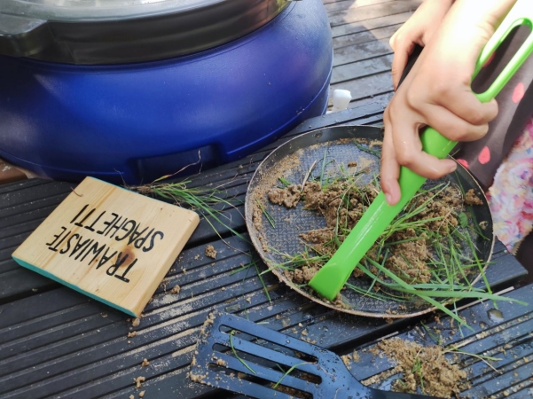 DCT Gdańsk wspiera sąsiadów. Kuchnia błotna już na placu zabaw SP nr 61 [WIDEO, ZDJĘCIA]-GospodarkaMorska.pl