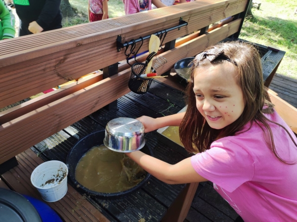 DCT Gdańsk wspiera sąsiadów. Kuchnia błotna już na placu zabaw SP nr 61 [WIDEO, ZDJĘCIA]-GospodarkaMorska.pl