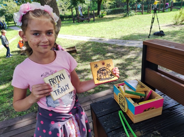 DCT Gdańsk wspiera sąsiadów. Kuchnia błotna już na placu zabaw SP nr 61 [WIDEO, ZDJĘCIA]-GospodarkaMorska.pl