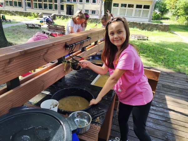 DCT Gdańsk wspiera sąsiadów. Kuchnia błotna już na placu zabaw SP nr 61 [WIDEO, ZDJĘCIA]-GospodarkaMorska.pl