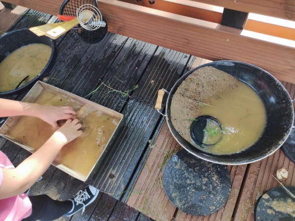 DCT Gdańsk wspiera sąsiadów. Kuchnia błotna już na placu zabaw SP nr 61 [WIDEO, ZDJĘCIA]-GospodarkaMorska.pl