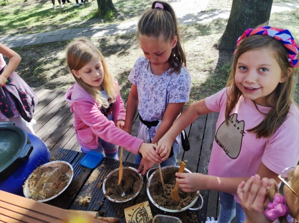 DCT Gdańsk wspiera sąsiadów. Kuchnia błotna już na placu zabaw SP nr 61 [WIDEO, ZDJĘCIA]-GospodarkaMorska.pl