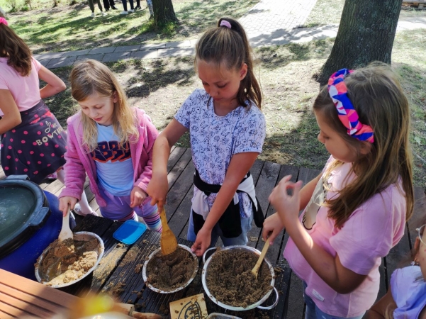 DCT Gdańsk wspiera sąsiadów. Kuchnia błotna już na placu zabaw SP nr 61 [WIDEO, ZDJĘCIA]-GospodarkaMorska.pl
