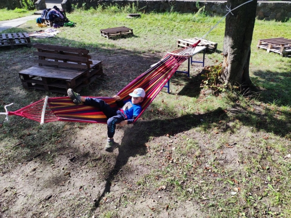 DCT Gdańsk wspiera sąsiadów. Kuchnia błotna już na placu zabaw SP nr 61 [WIDEO, ZDJĘCIA]-GospodarkaMorska.pl