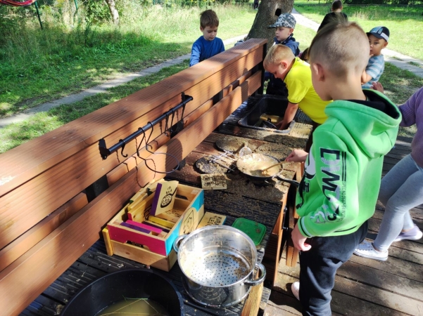DCT Gdańsk wspiera sąsiadów. Kuchnia błotna już na placu zabaw SP nr 61 [WIDEO, ZDJĘCIA]-GospodarkaMorska.pl