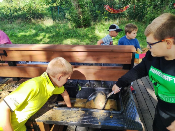 DCT Gdańsk wspiera sąsiadów. Kuchnia błotna już na placu zabaw SP nr 61 [WIDEO, ZDJĘCIA]-GospodarkaMorska.pl