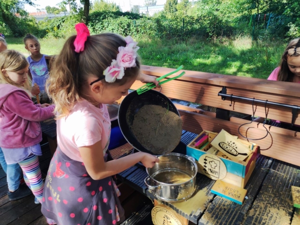 DCT Gdańsk wspiera sąsiadów. Kuchnia błotna już na placu zabaw SP nr 61 [WIDEO, ZDJĘCIA]-GospodarkaMorska.pl