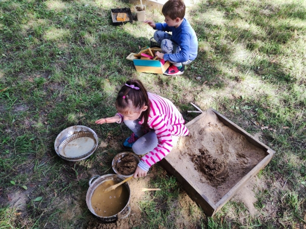 DCT Gdańsk wspiera sąsiadów. Kuchnia błotna już na placu zabaw SP nr 61 [WIDEO, ZDJĘCIA]-GospodarkaMorska.pl