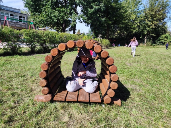 DCT Gdańsk wspiera sąsiadów. Kuchnia błotna już na placu zabaw SP nr 61 [WIDEO, ZDJĘCIA]-GospodarkaMorska.pl