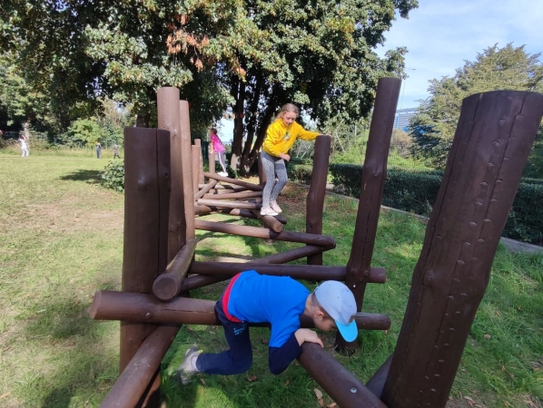 DCT Gdańsk wspiera sąsiadów. Kuchnia błotna już na placu zabaw SP nr 61 [WIDEO, ZDJĘCIA]-GospodarkaMorska.pl