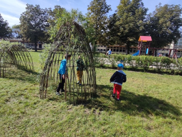 DCT Gdańsk wspiera sąsiadów. Kuchnia błotna już na placu zabaw SP nr 61 [WIDEO, ZDJĘCIA]-GospodarkaMorska.pl