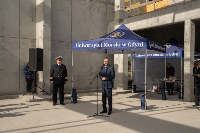 Centrum Offshore Uniwersytetu Morskiego w Gdyni za niecały rok. Wiecha zawieszona na budowie [WIDEO, ZDJĘCIA]-GospodarkaMorska.pl